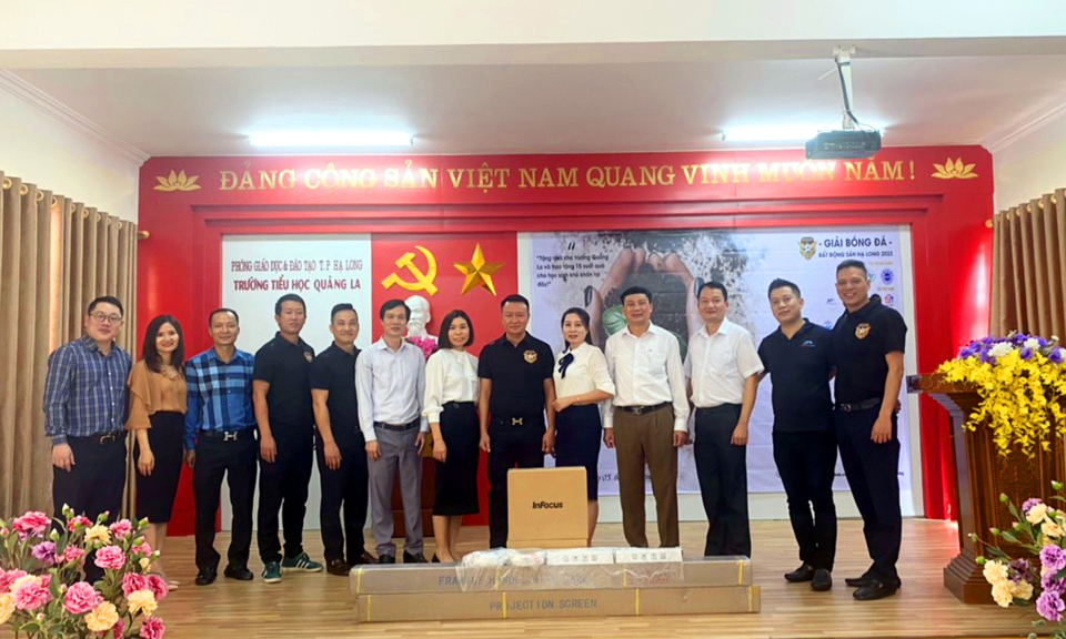 Tặng quà trị giá trên 70 triệu đồng cho học sinh khó khăn xã Quảng La