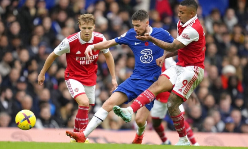 Đánh bại Chelsea, Arsenal chiếm ngôi đầu Ngoại hạng Anh