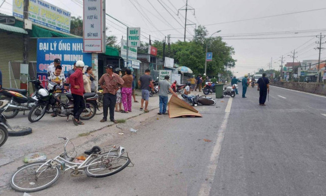 Xe máy tông xe đạp trên QL1, 1 người tử vong tại chỗ