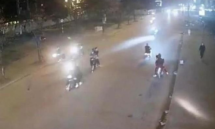 Không gặp đối thủ, nhóm côn đồ hành hung người đi đường