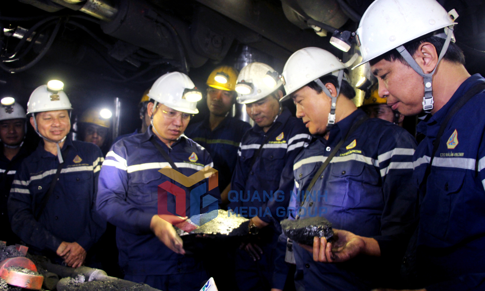 Bí thư Tỉnh ủy Nguyễn Xuân Ký thăm, động viên cán bộ, công nhân mỏ của Than Hà Lầm, tháng 11-2022