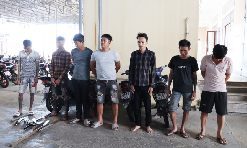 Bắt nhóm “bảo kê” và hủy hoại tài sản các quán cà phê