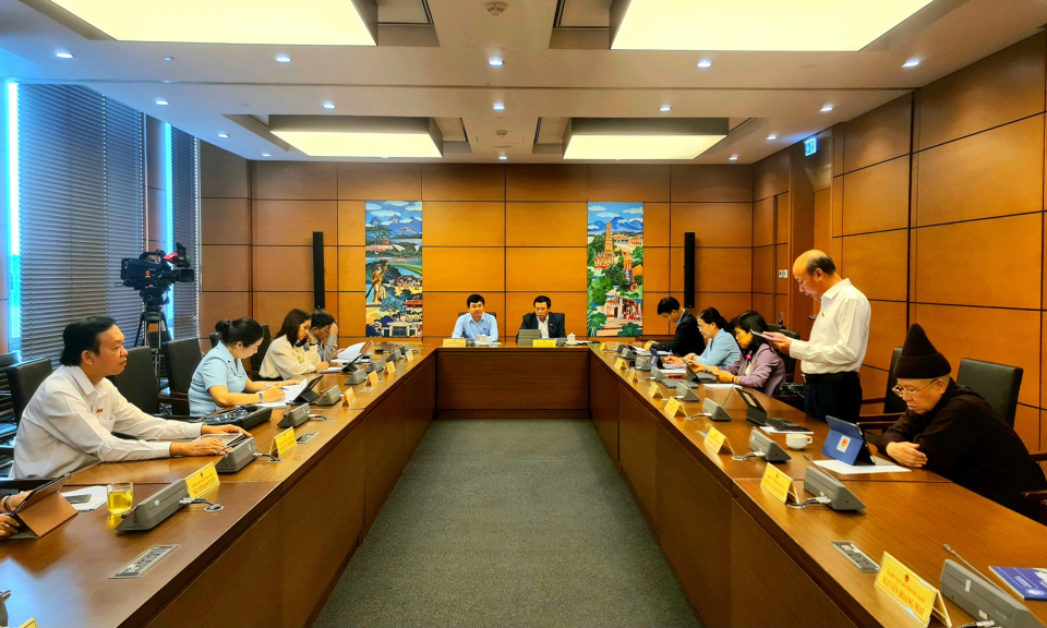 Quốc hội tiếp tục thảo luận tại tổ và hội trường về một số Nghị quyết và dự án luật quan trọng