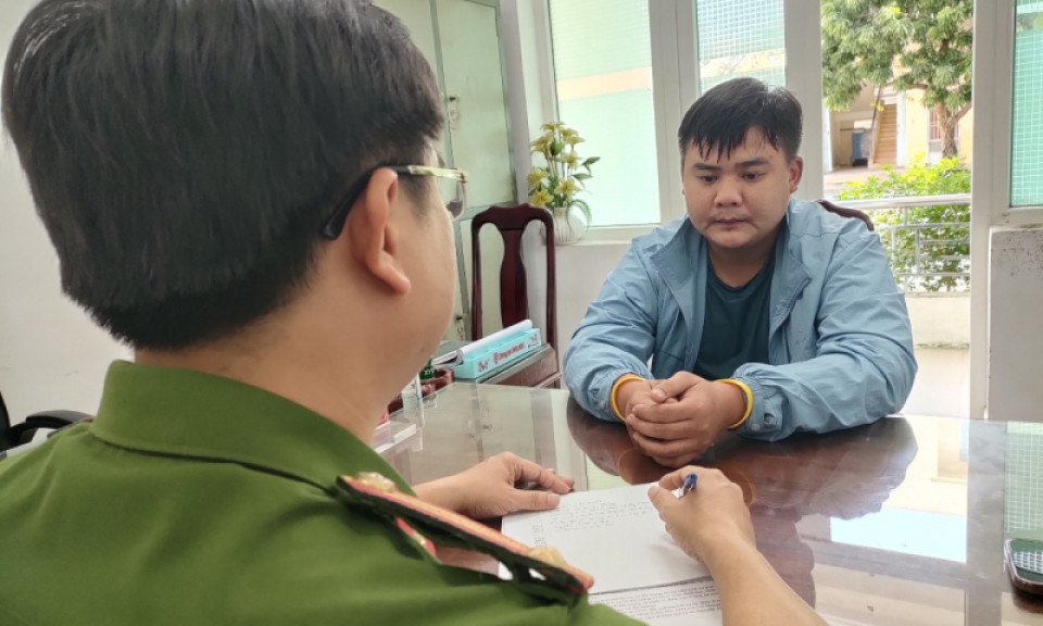 Dẫn bạn gái bỏ trốn sau khi gây án