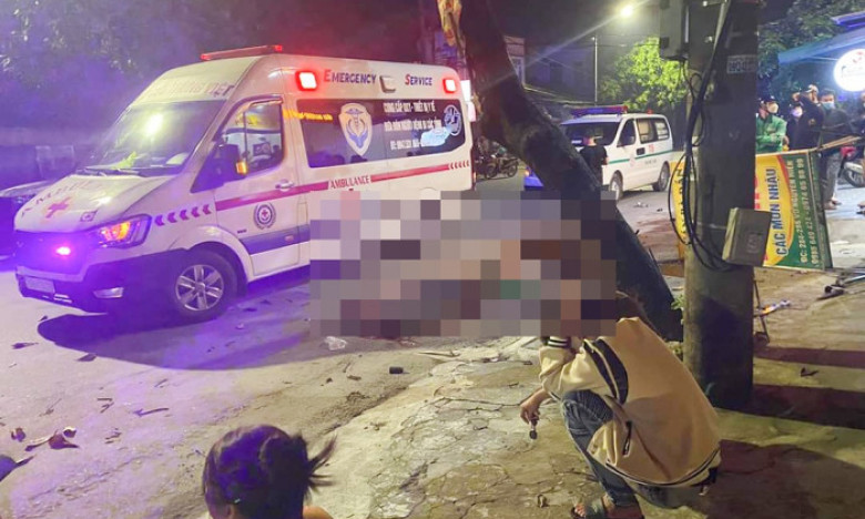 Đâm vào gốc cây, 2 thanh niên tử vong lúc nửa đêm