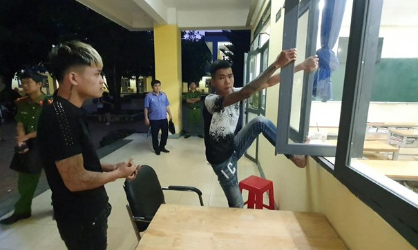 Rủ bạn đột nhập trường cũ, trộm 16 máy tính