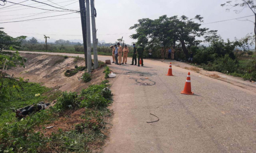 Hai vợ chồng và con trai tử vong sau khi va chạm với xe tải