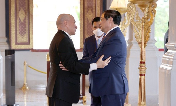 Thủ tướng Phạm Minh Chính chào Quốc vương Campuchia Norodom Sihamoni