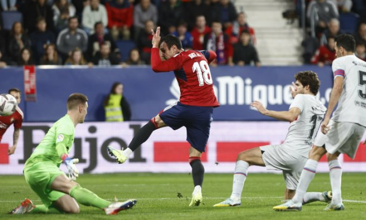 Lewandowski lĩnh thẻ đỏ khi Barca thắng ngược