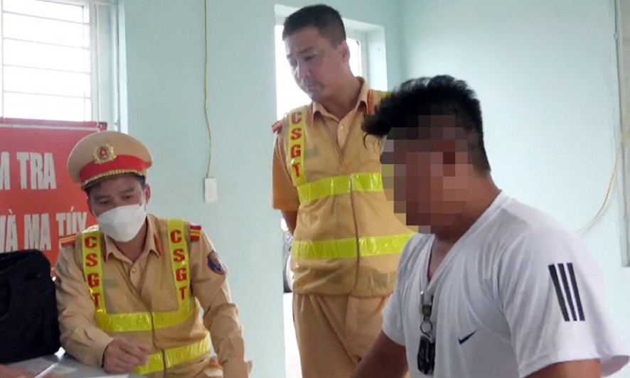 Lái xe đầu kéo chắn ngang cao tốc gây ùn tắc rồi "cãi cùn" CSGT