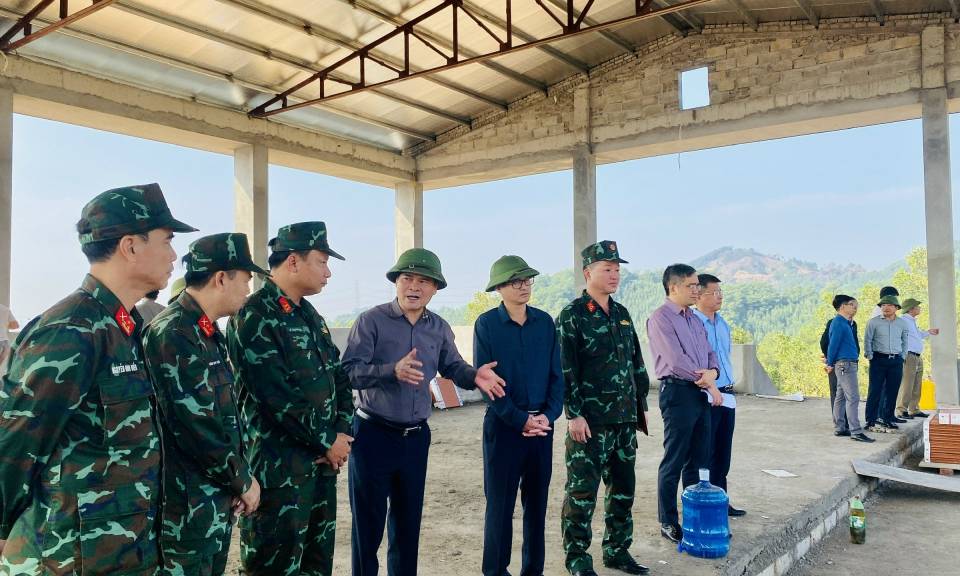 Phó Chủ tịch UBND tỉnh Bùi Văn Khắng kiểm tra công tác xây dựng thao trường diễn tập KVPT tỉnh