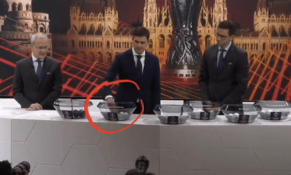 CĐV tố UEFA dàn xếp MU đấu Barca ở Europa League