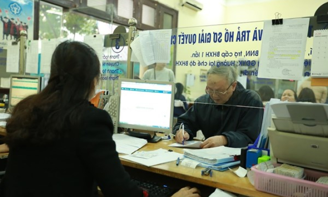 Đến tuổi nghỉ hưu vẫn kí hợp đồng lao động, có phải đóng bảo hiểm xã hội?