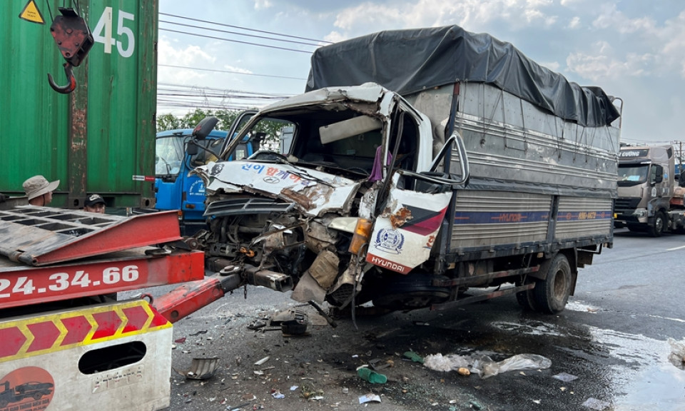 Xe tải bể nát sau cú húc đuôi xe ben, tài xế nhập viện