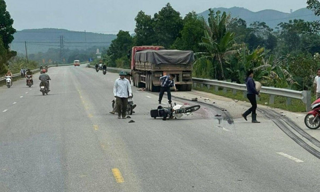 Xe máy va chạm xe đầu kéo trên QL8A, người vợ tử vong, chồng trọng thương