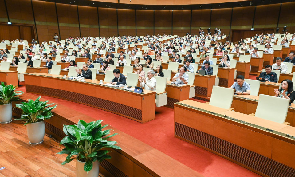 Quốc hội biểu quyết thông qua Luật Thực hiện dân chủ ở cơ sở; Nghị quyết về Kế hoạch phát triển KT-XH năm 2023