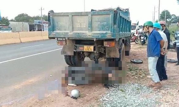 Đâm vào đuôi xe tải, hai người tử vong tại chỗ