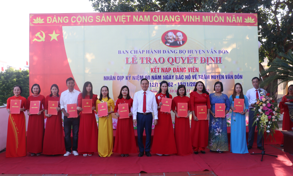 Trao Quyết định kết nạp đảng viên dịp kỷ niệm 60 năm Ngày Bác Hồ về thăm huyện Vân Đồn 12/11 (1962 - 2022)