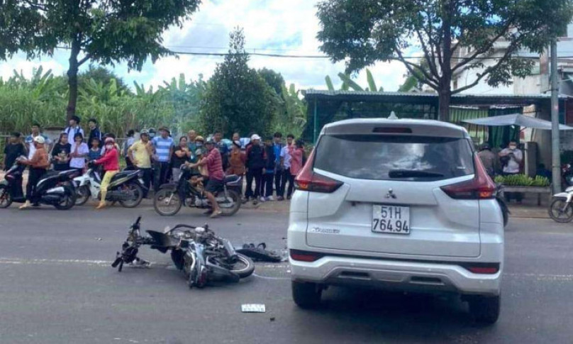 Đi xe máy tông trúng ô tô, một nam sinh lớp 10 tử vong