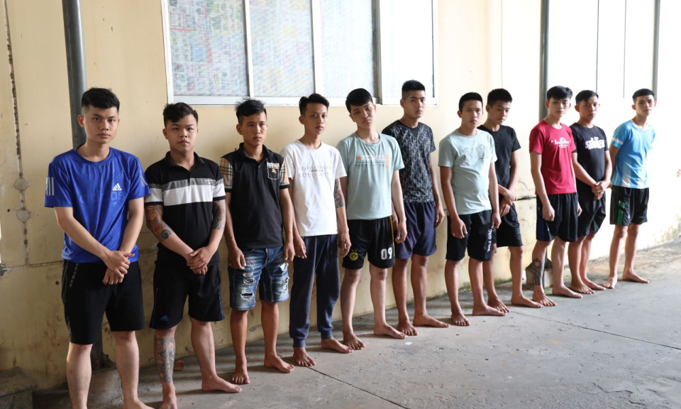 Bắt nhóm đối tượng dùng bom xăng, hung khí cố ý gây thương tích