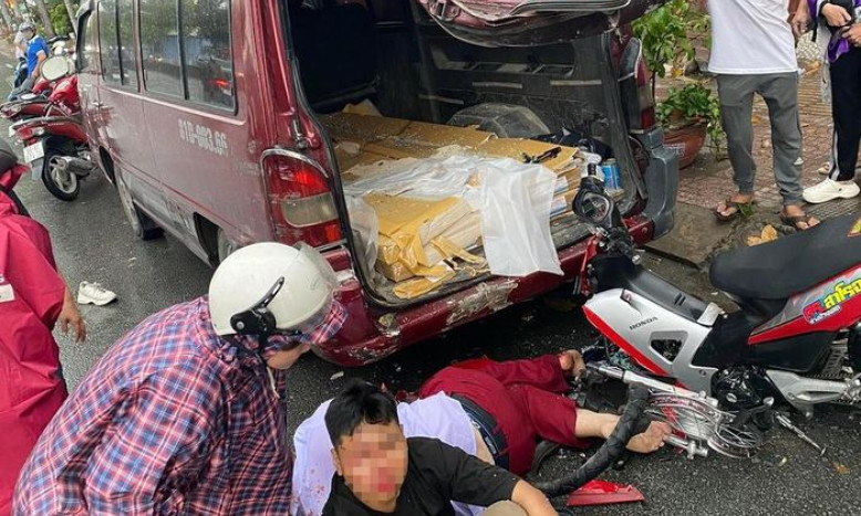 Xe máy gãy đôi khi tông ôtô 16 chỗ ở TP.HCM