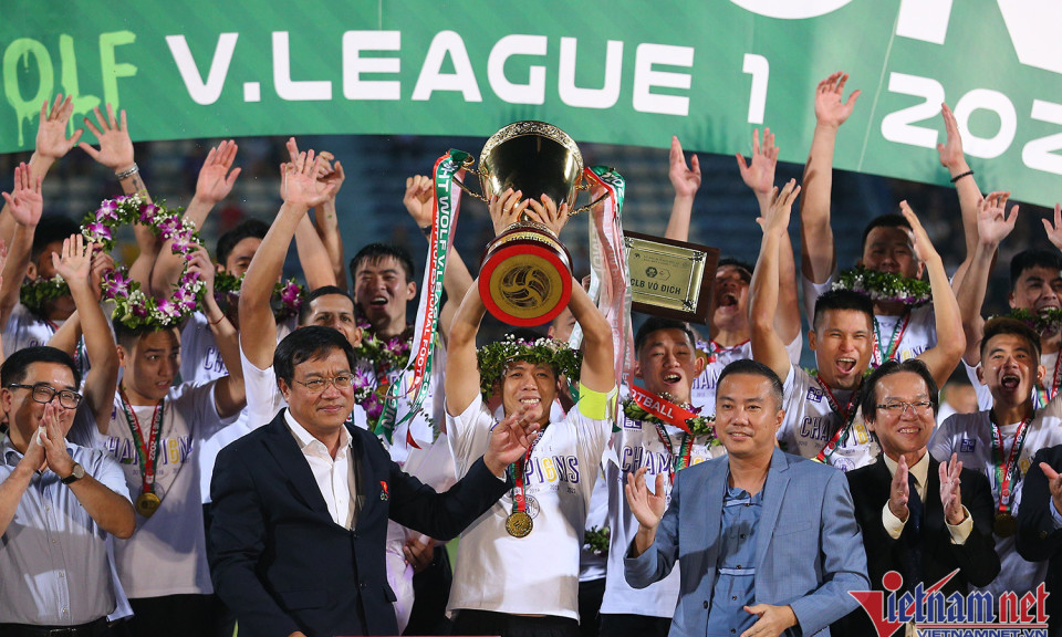 Bầu Hiển cùng Hà Nội FC nâng cao cúp vô địch thứ 6 lịch sử
