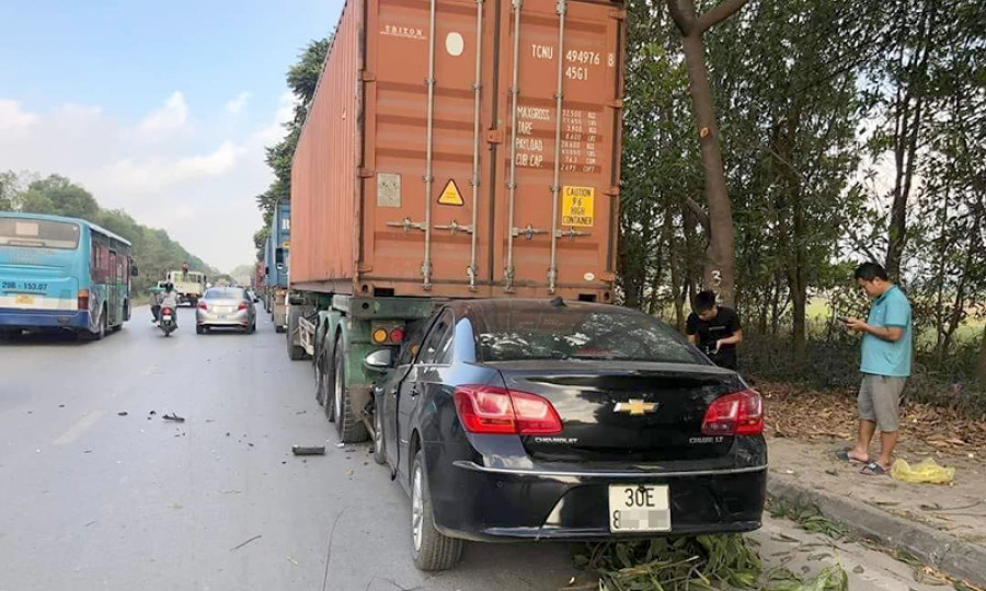 Tài xế điều khiển xe con ngủ gật tông vào đuôi container