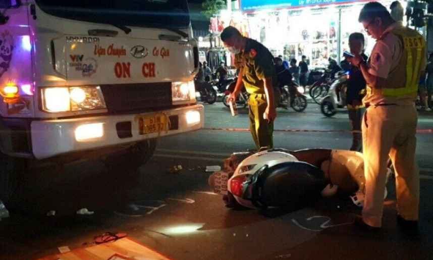Va chạm với xe tải, người phụ nữ bán cơm tử vong