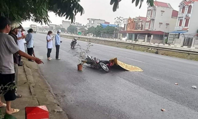 Người đàn ông đi xe máy bị xe tải cán tử vong tại chỗ