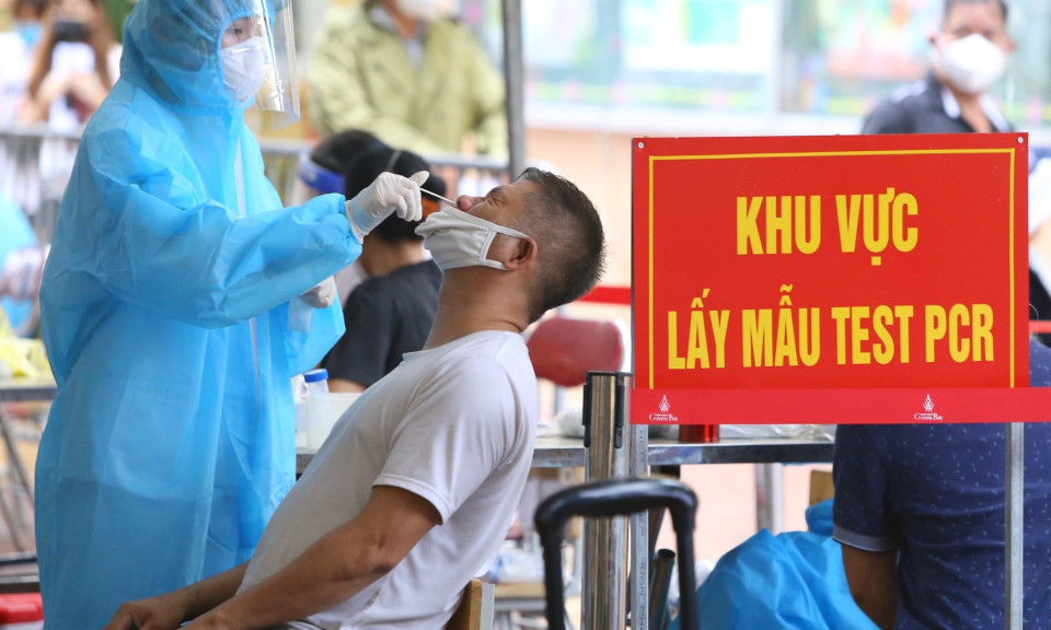 Sáng 14/11: Theo dõi chặt biến thể mới của COVID-19