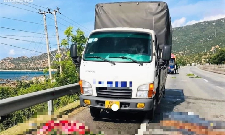 Bình Thuận: Dừng xe thay lốp bên đường, hai người bị tông chết