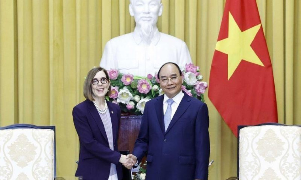 Chủ tịch nước Nguyễn Xuân Phúc tiếp Thống đốc Bang Oregon