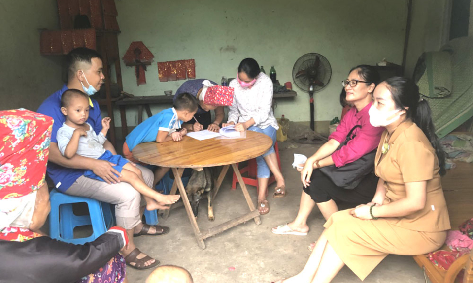 Gian nan vận động học sinh vùng cao đến trường