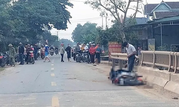 Người phụ nữ tử vong tại chỗ sau va chạm với xe tải trên quốc lộ