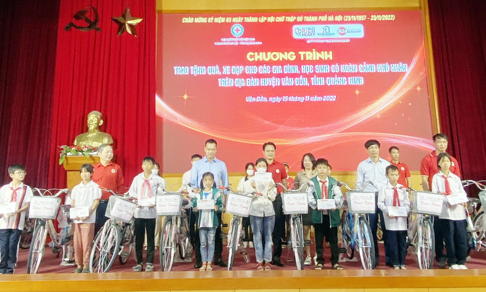 Trao tặng 70 suất quà cho học sinh nghèo tại Vân Đồn, Cô Tô