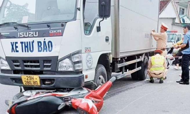 Xe máy va chạm với ô tô chở thư báo, người đàn ông tử vong