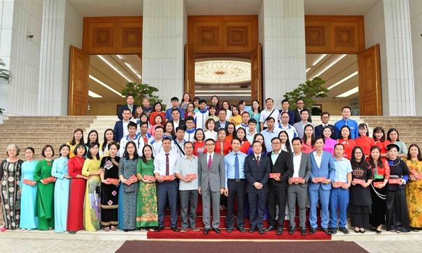 Leaders meet outstanding teachers on the occasion of Vietnamese Teachers’ Day