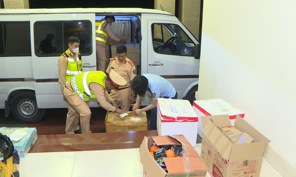 Đội CSGT số 2 bắt giữ phương tiện chở nhiều hàng hóa không rõ nguồn gốc xuất xứ