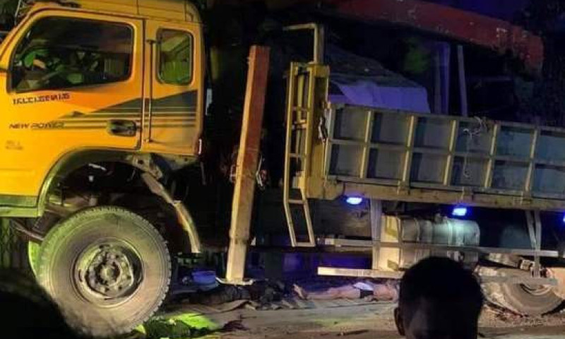 Thanh Hóa: Xe máy va chạm xe tải chở cọc công trình, 3 thanh niên tử vong