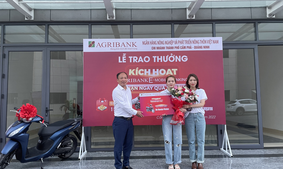 Một khách hàng của Agribank chi nhánh tỉnh Quảng Ninh trúng xe Vision