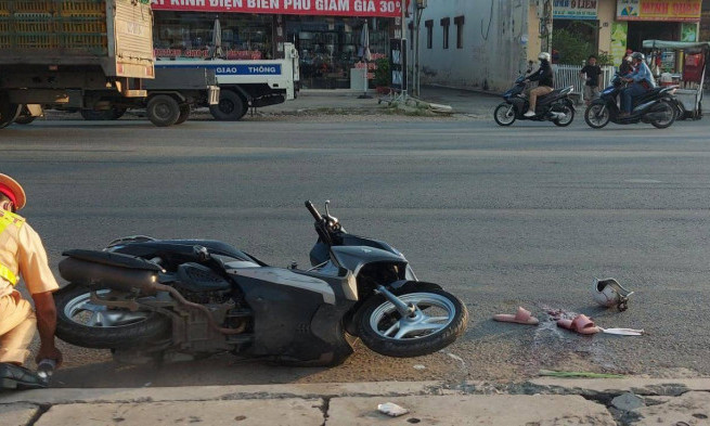 Người phụ nữ mang thai 6 tháng nguy kịch sau va chạm xe tải