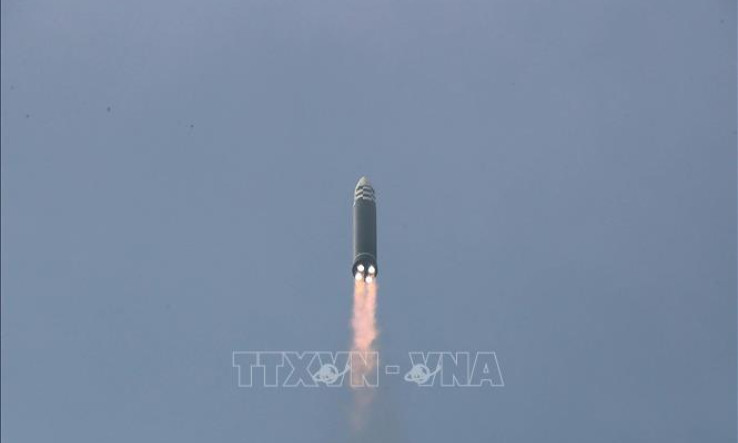 Nhà lãnh đạo Triều Tiên Kim Jong-un giám sát việc phóng thử ICBM