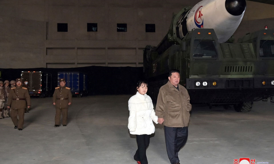 Ông Kim Jong-un công khai con gái trong vụ thử tên lửa của Triều Tiên