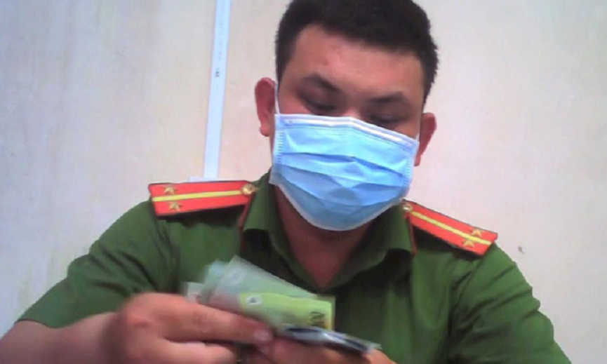 Chiếm đoạt tiền xử lý vi phạm, cựu trung úy công an bị bắt giam