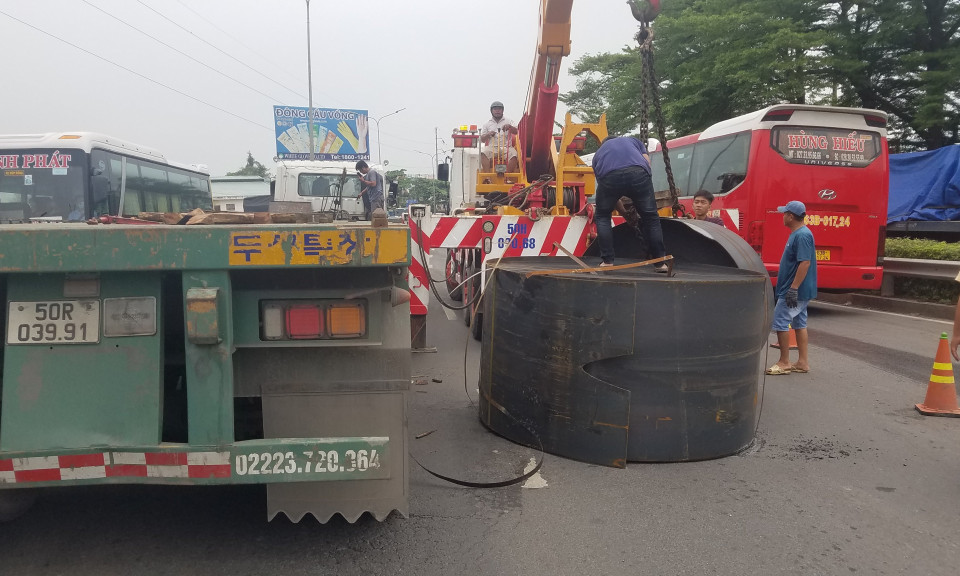 2 cuộn sắt nặng chục tấn văng khỏi container, giao thông ùn tắc