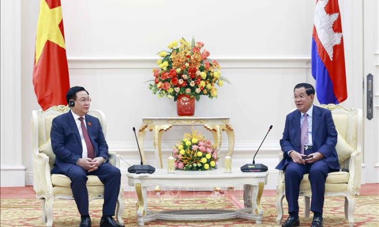 Chủ tịch Quốc hội Vương Đình Huệ hội kiến Thủ tướng Campuchia Hun Sen
