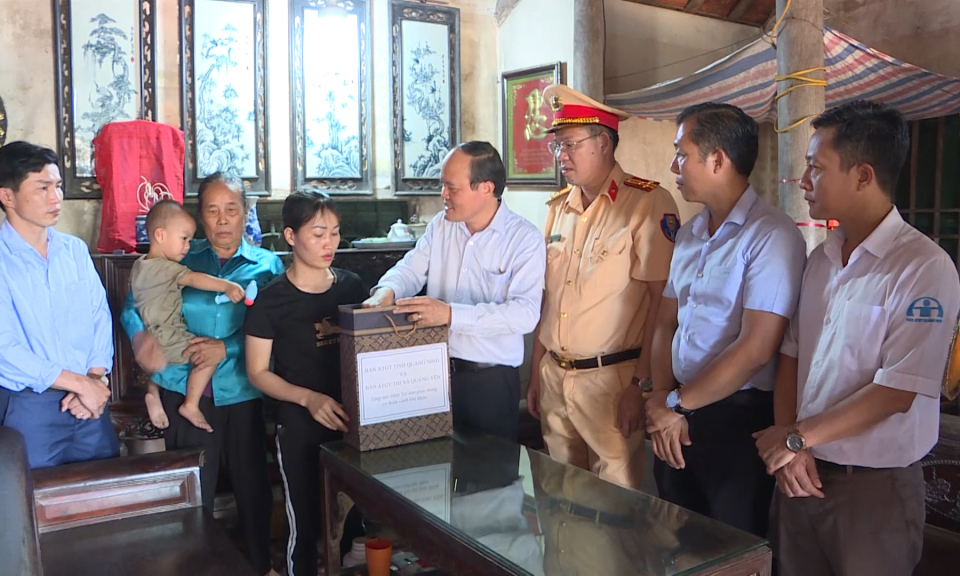 Lãnh đạo Ban ATGT tỉnh thăm tặng quà gia đình nạn nhân TNGT