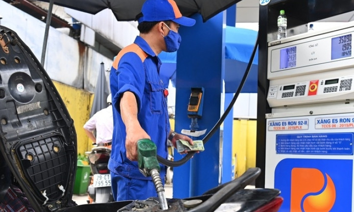 Giá xăng giảm nhẹ sau 4 kỳ tăng liên tiếp