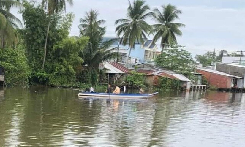 Vỏ lãi va chạm phà chở khách, người đàn ông rơi sông tử vong