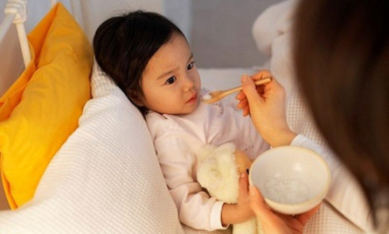 Cảnh giác với ngộ độc thực phẩm nếu trẻ có dấu hiệu này sau ăn